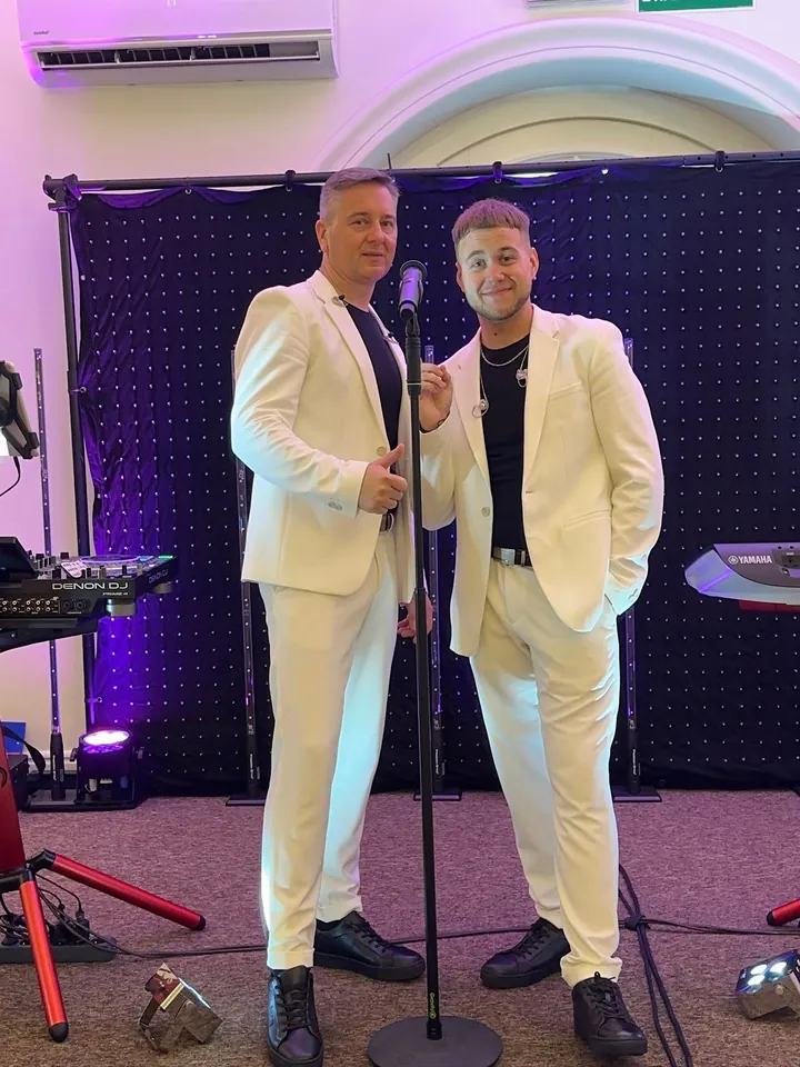 Mariusz i Nikolas na scenie przed kurtyną LED